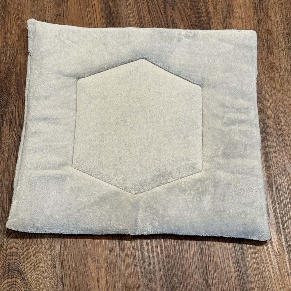 Flat pet bed